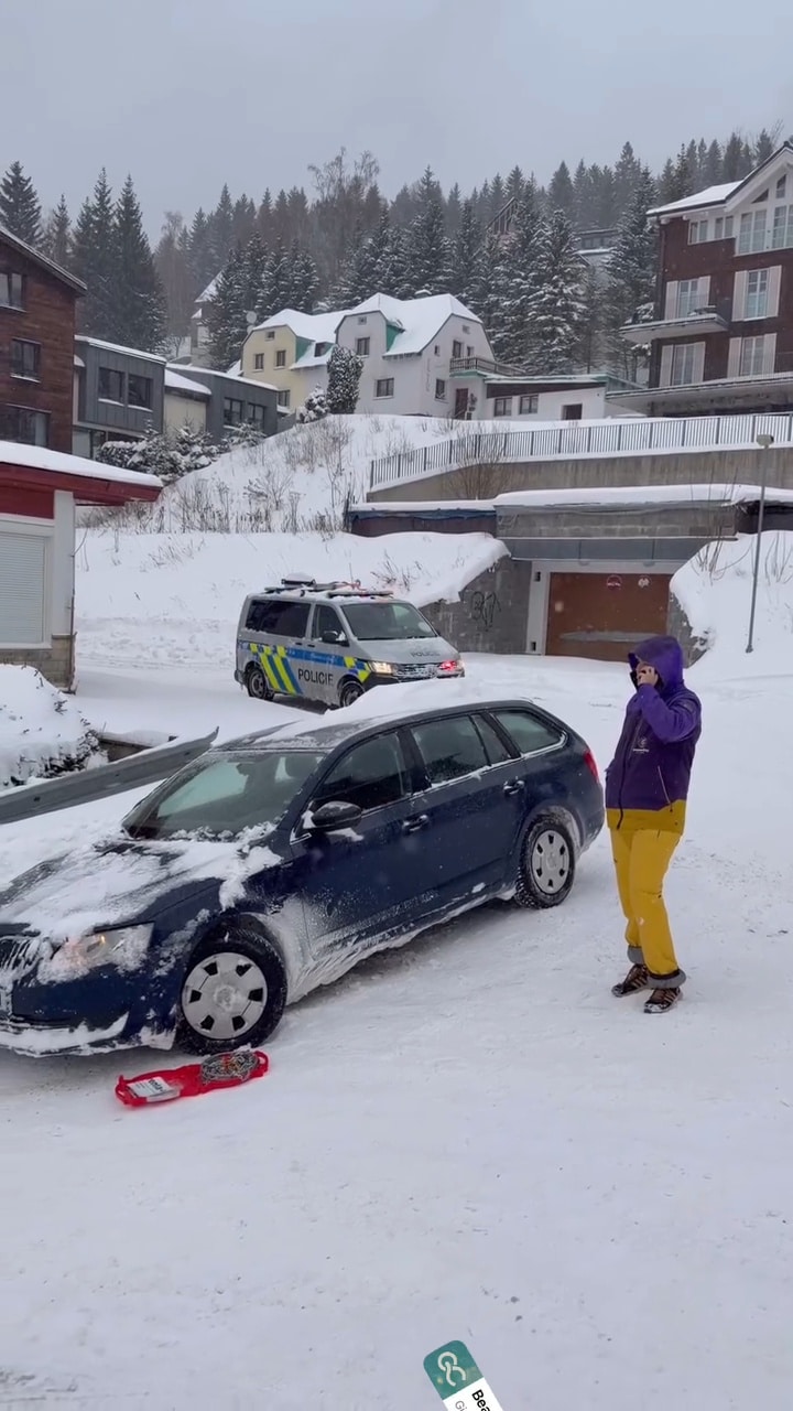 VIDEO: Nehoda tradičně ve Špindlerově Mlýně. Video: FB/Aktuálně z Krkonoš a Podkrkonoší