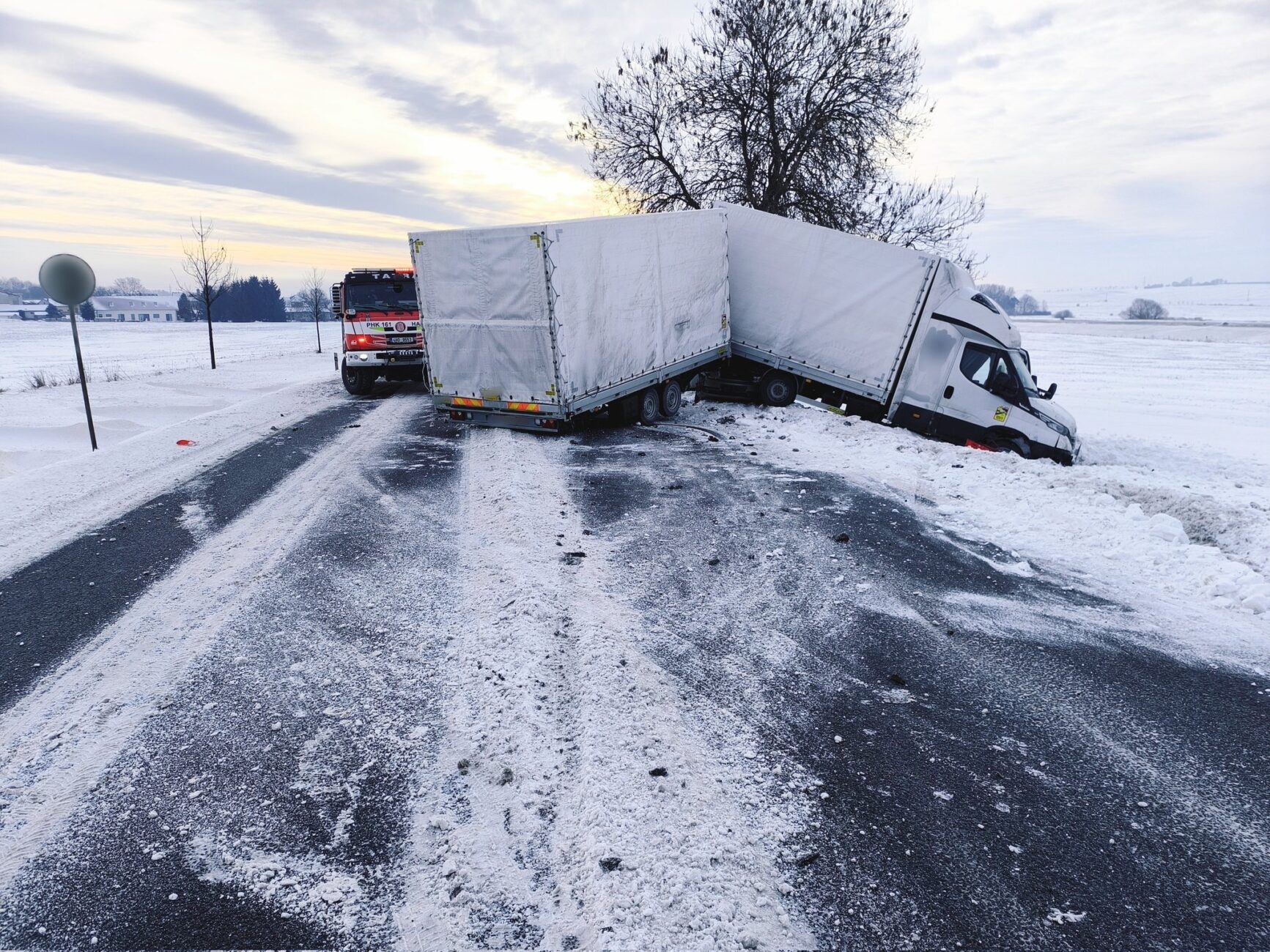 Nehoda dvou aut a dodávky u Všestar. Foto: HZS