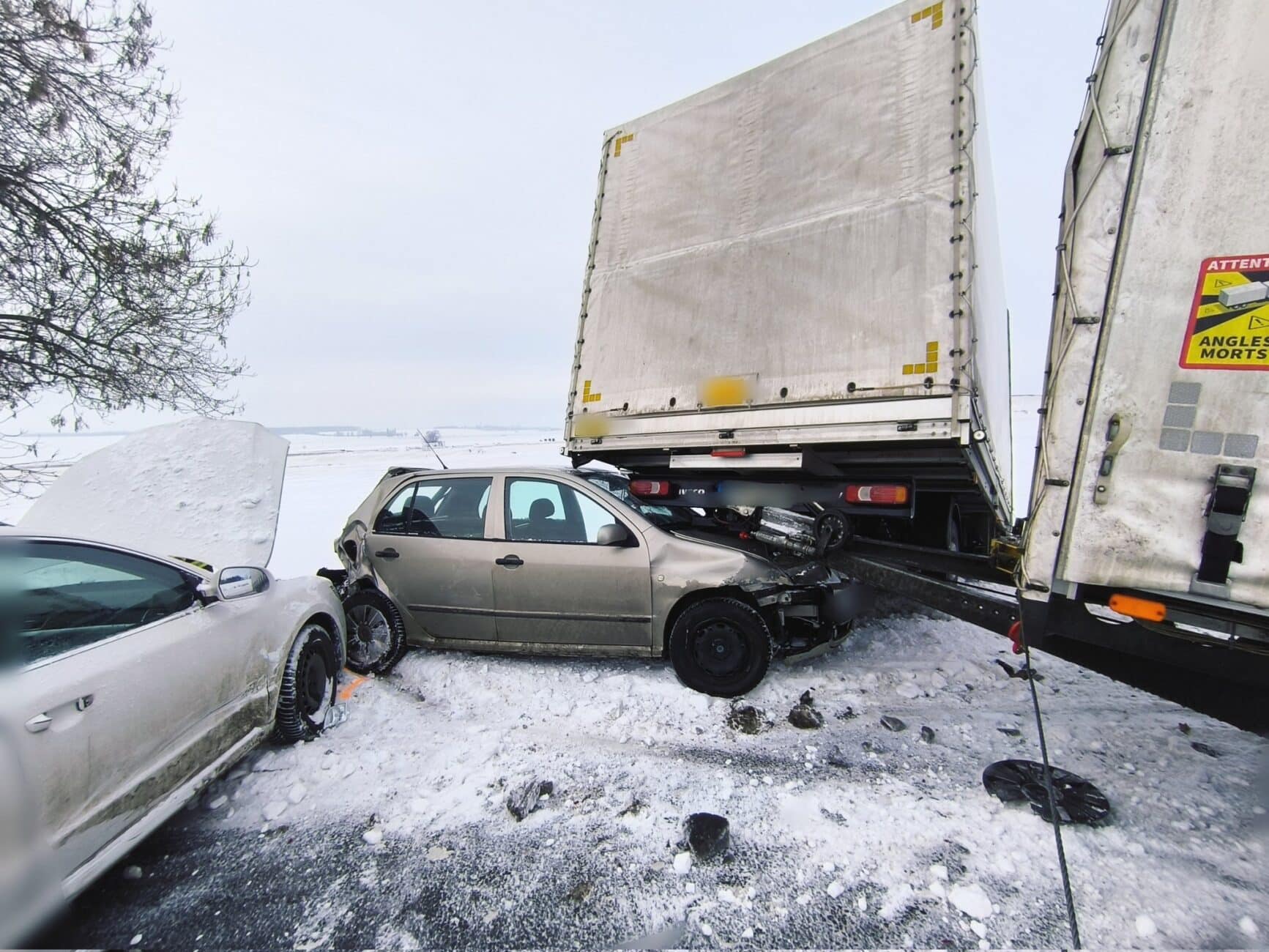Nehoda dvou aut a dodávky u Všestar. Foto: HZS