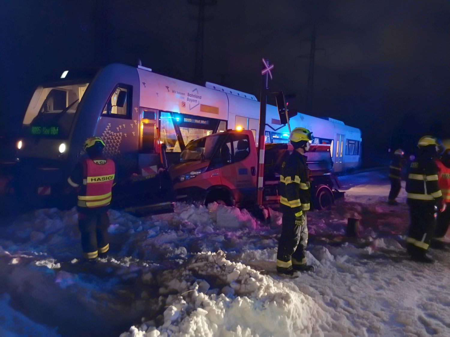 Nehoda silničářů a vlaku na Chebsku. Foto: HZS
