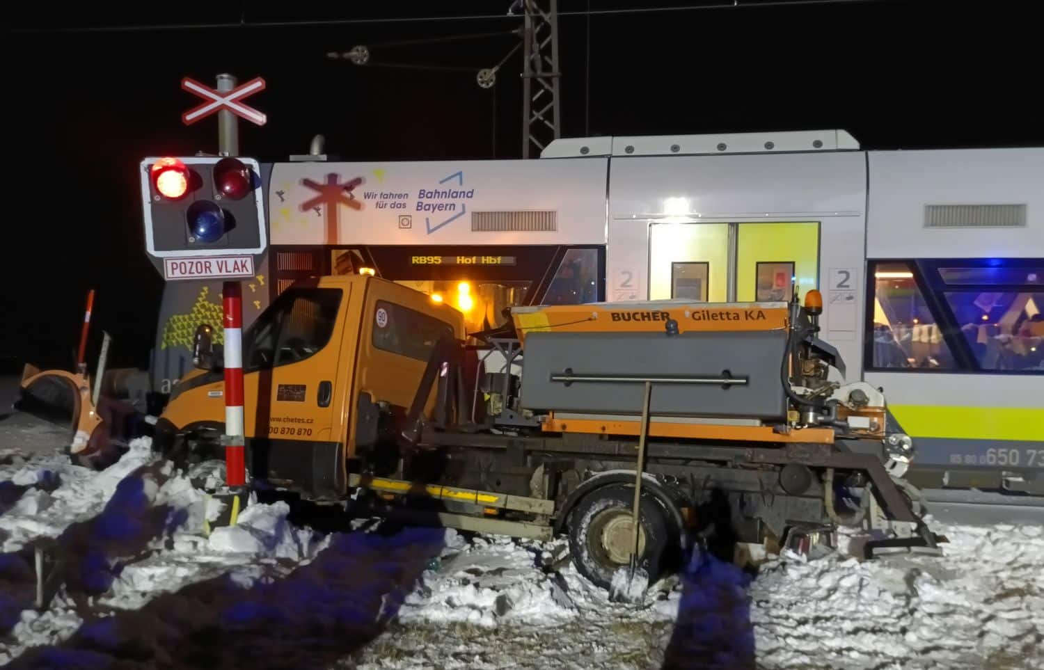 Nehoda silničářů a vlaku na Chebsku. Foto: HZS