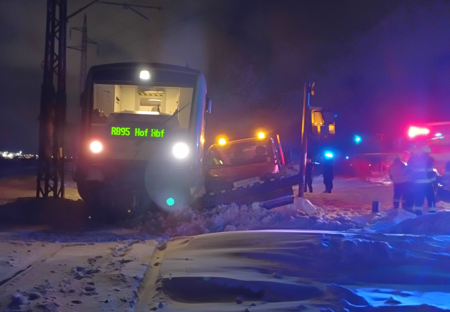 Nehoda silničářů a vlaku na Chebsku. Foto: HZS