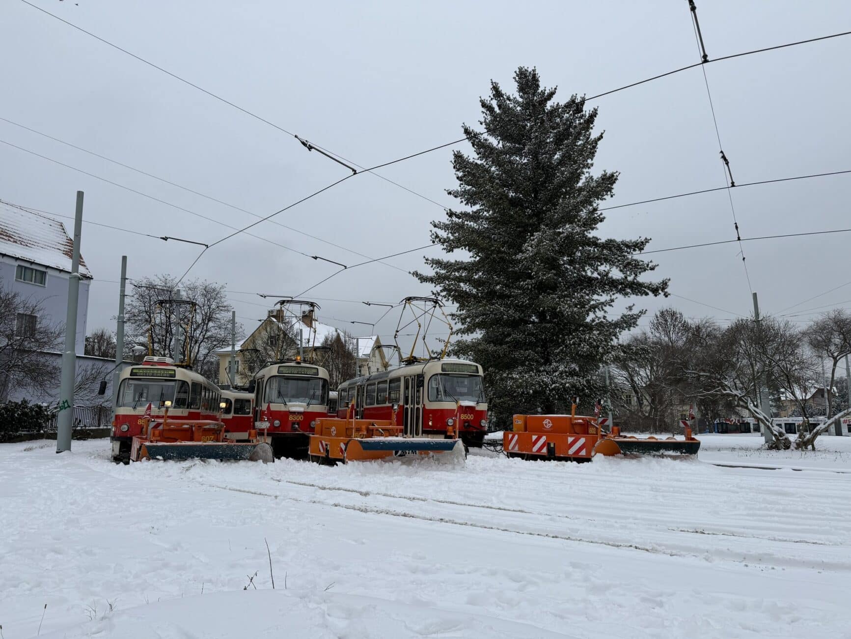 Do ulic vyjela tramvaj s radlicí. Foto: PID