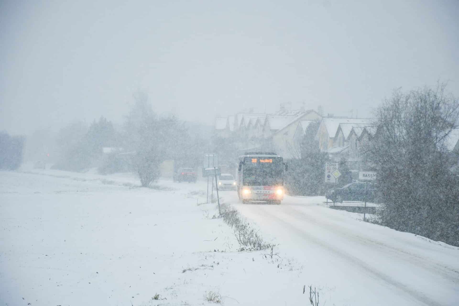 Zasněžené silnice v Praze a okolí potrápily řidiče autobusů. Foto: PID