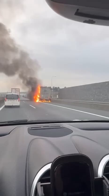 VIDEO: Požár kamionu na dálnici D8. Video: ČRzprávy
