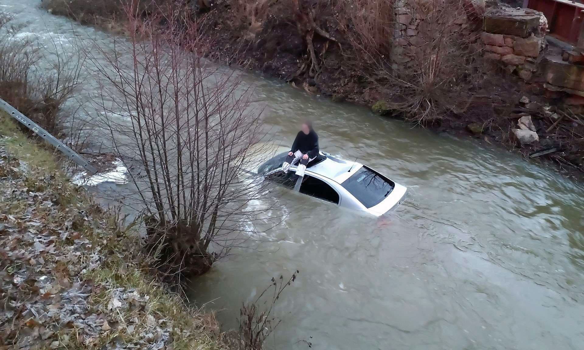 Nehoda na Blanensku. Řidič utopil auto v řece. Foto: HZS JMK