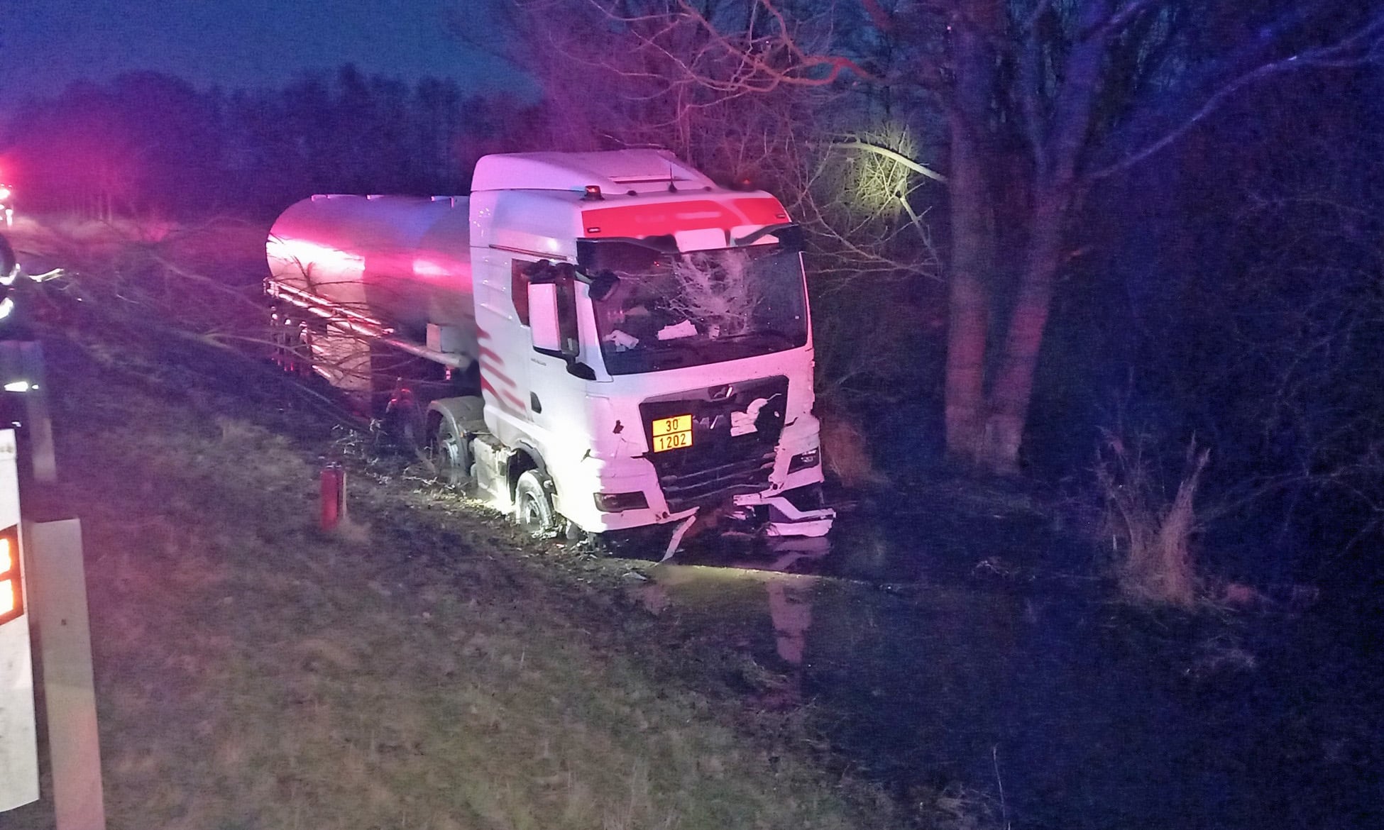 Nehoda cisterny u Týniště nad Orlicí. Foto: HZS KHK