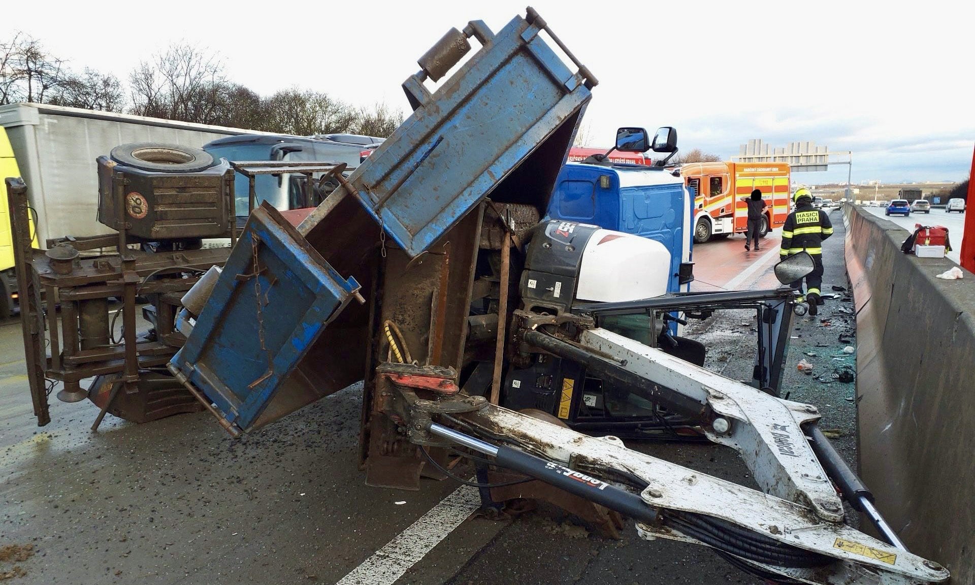 Nehoda nákladního vozu na Pražském okruhu u Zličína. Foto: HZS