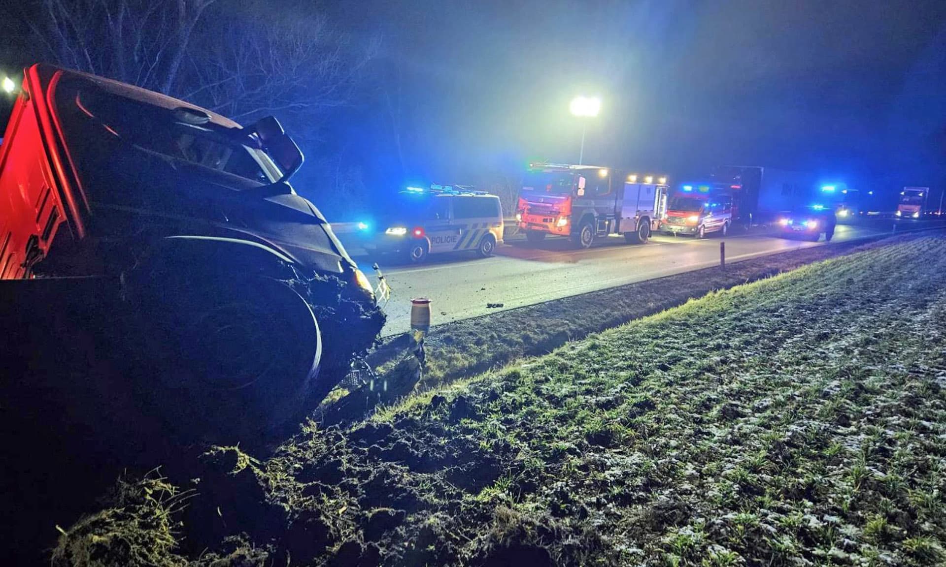 Hasiči zasahují u tragické nehody u Nesovic. Foto: HZS JMK