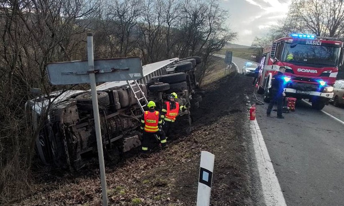 Nehoda nákladního vozu u Lukova. Foto: HZS ÚK