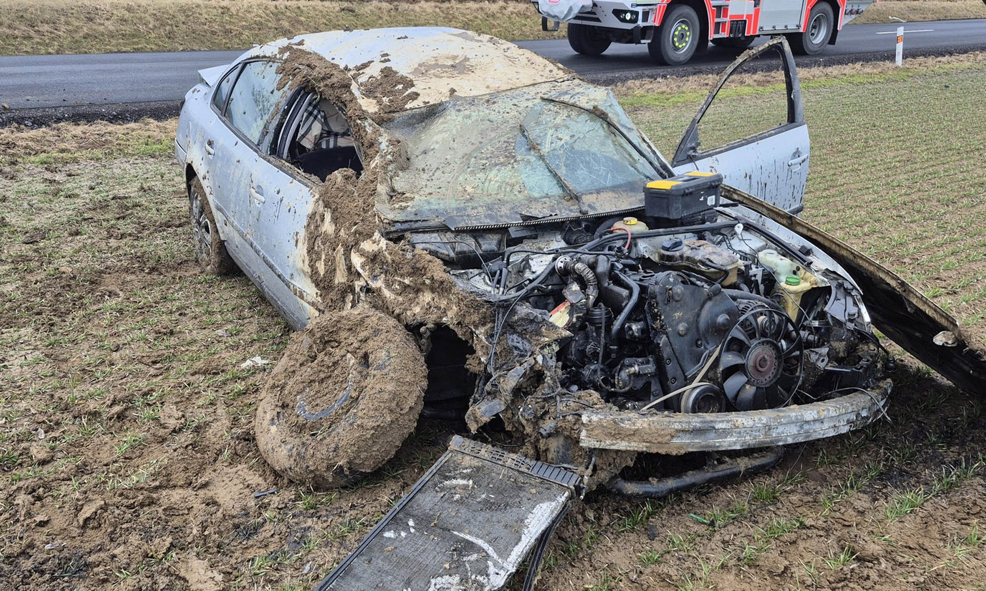 Nehoda u Vlčnova, auto skončilo v poli. Foto: HZS Zlínského kraje