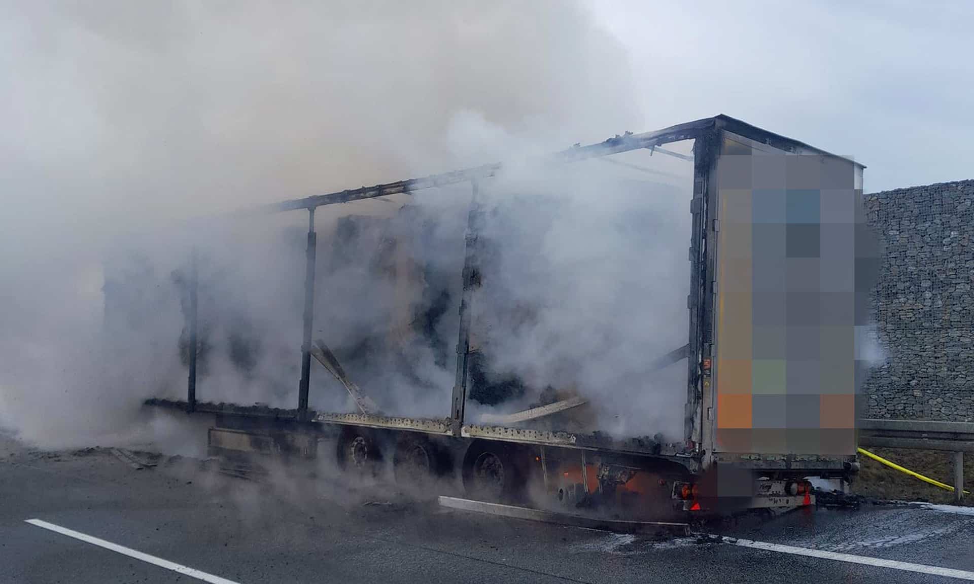 Požár kamionu na dálnici D8. Foto: HZS Středočeského kraje