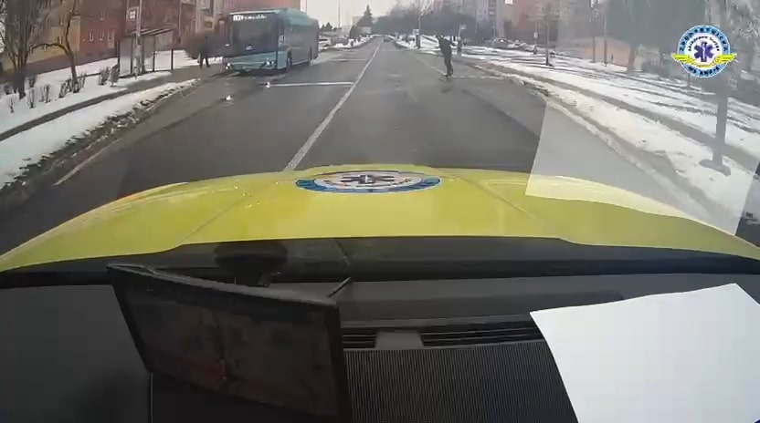 VIDEO: Chodec spadl před záchranáře v Ostravě. Video: ZZS MSK