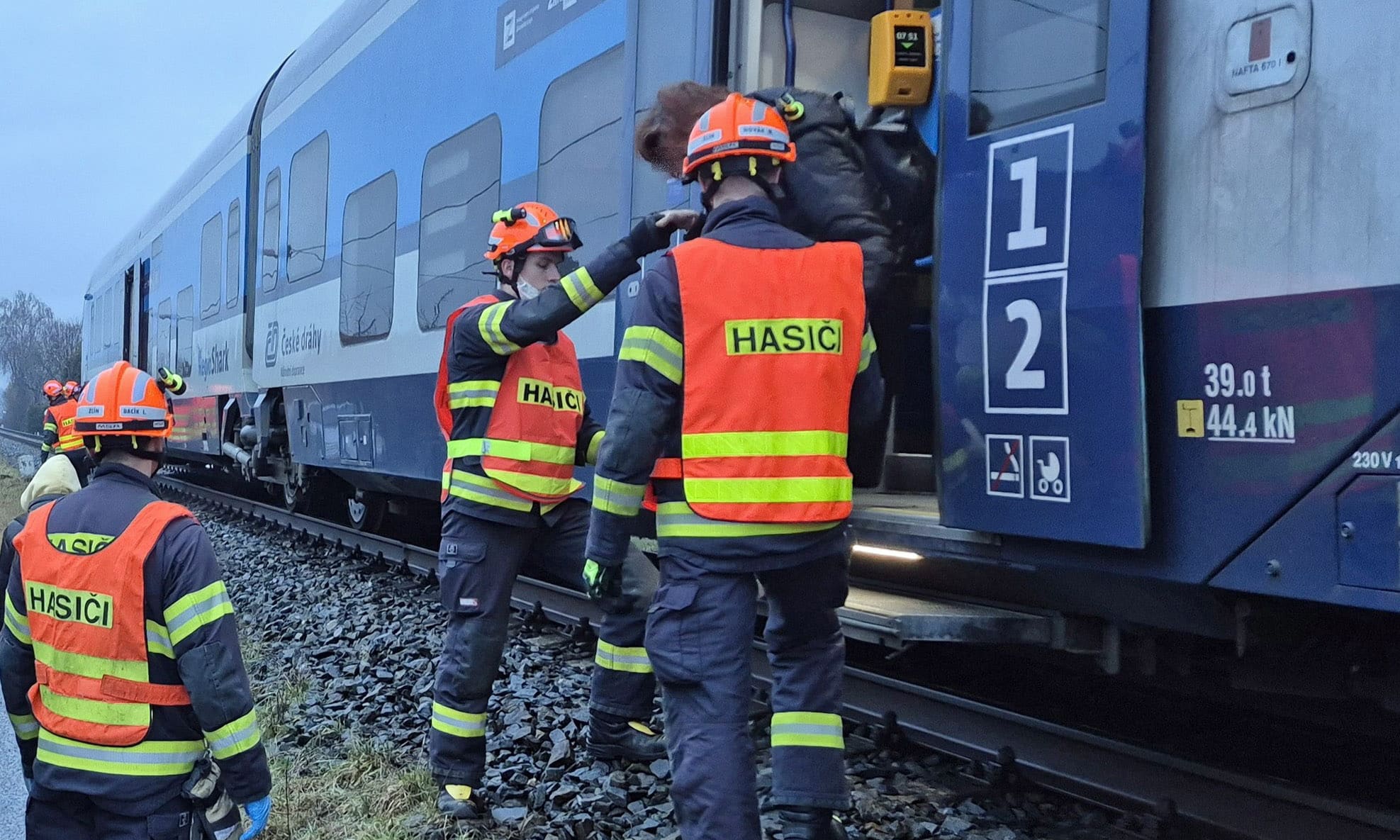 Nehoda auta a vlaku v Želechovicích nad Dřevnicí. Foto: HZS