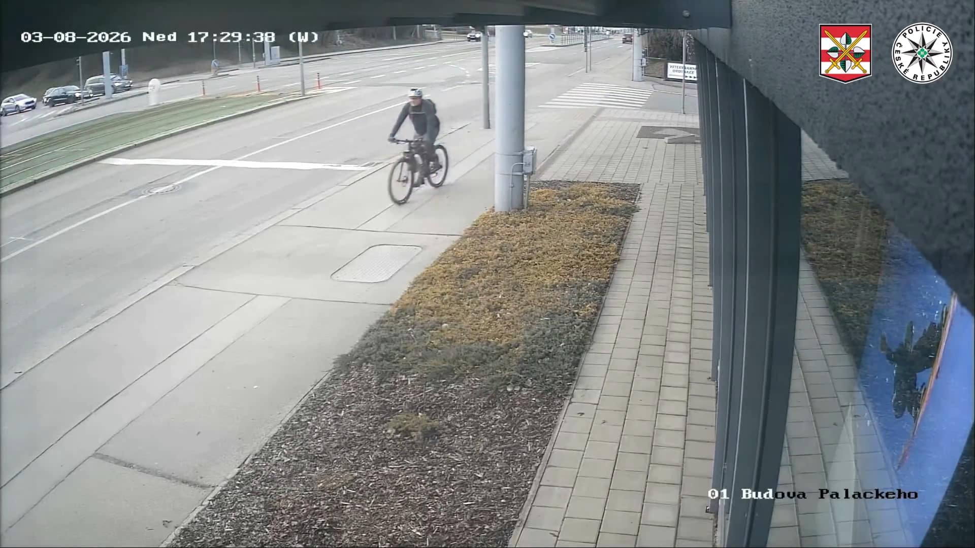 VIDEO: Policisté v Brně pátrají po tomto cyklistovi. Video: Policie ČR