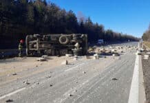 Nehoda nákladního vozu na dálnici D1 nedaleko Devíti křížů. Foto: Policie ČR