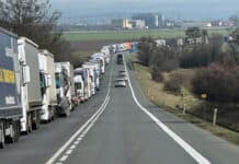 Na silnici I/16 se kvůli tragické nehodě tvořily dlouhé kolony. Foto: Doprava Mělník a okolí