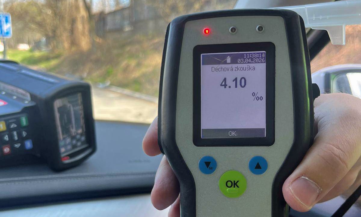 Řidič při policejní kontrole nadýchal čtyři promile. Foto: Policie ČR