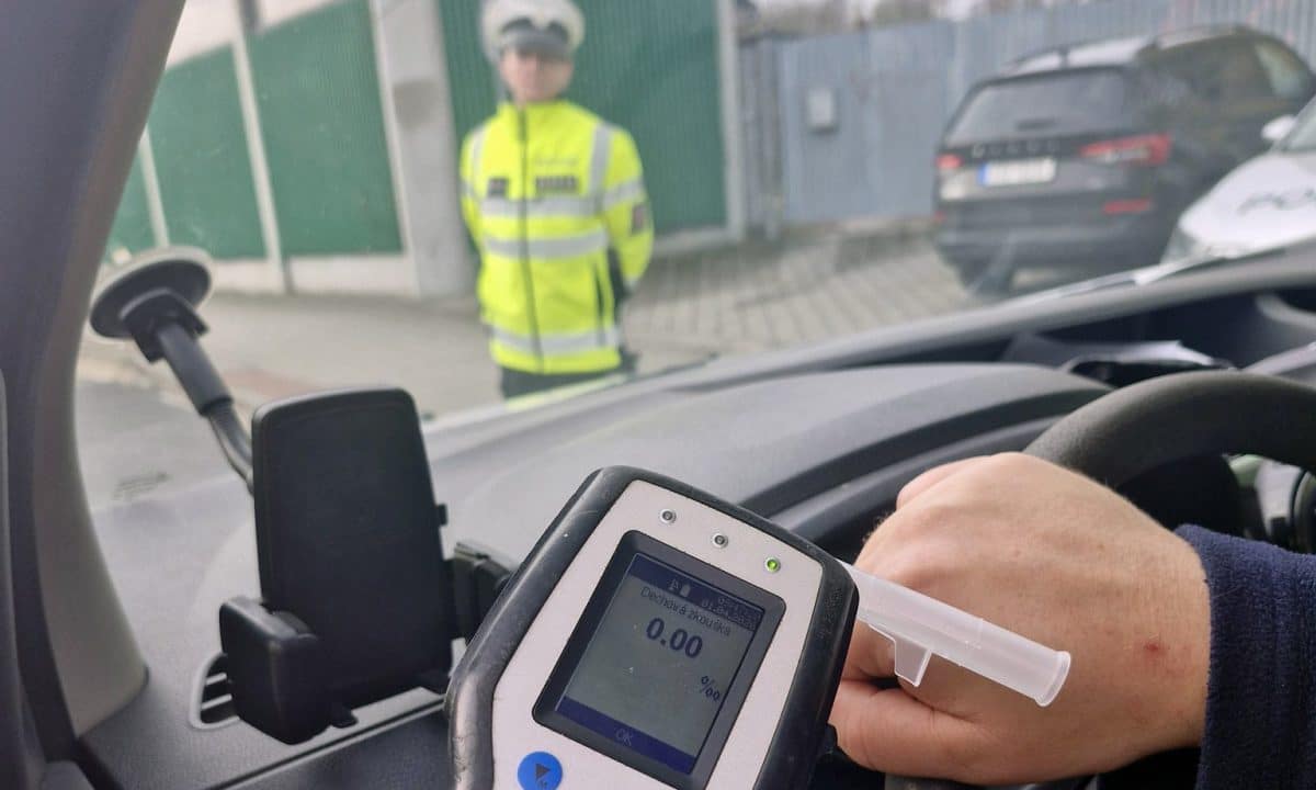 Policisté kontrolují řidiče na silnicích. Foto: Policie ČR