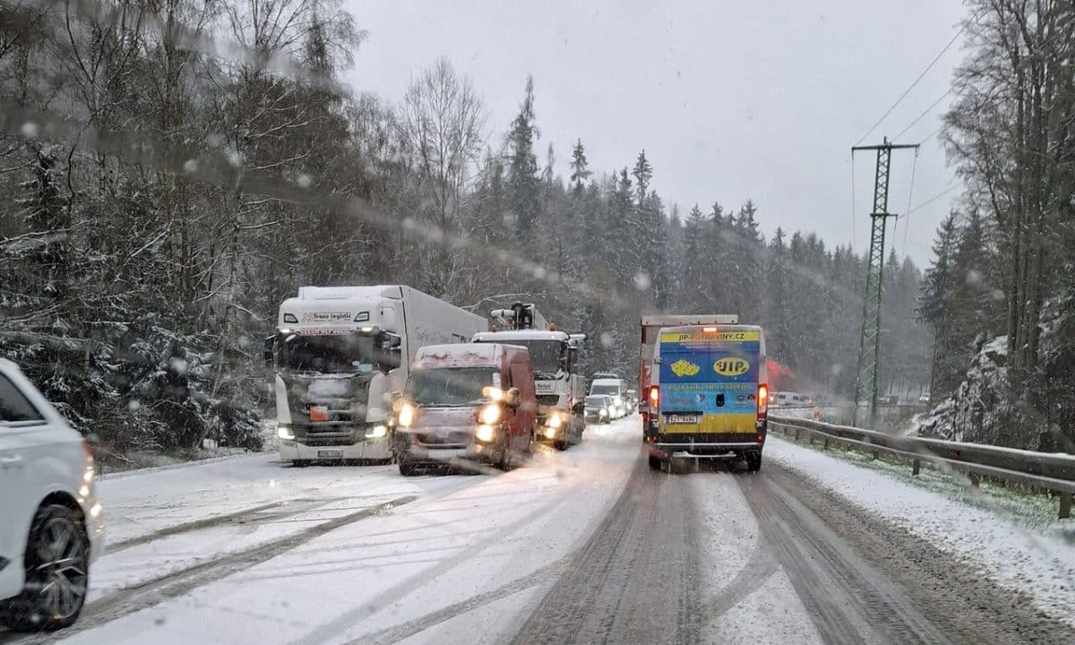 Kamiony uvízly na sněhu pod Golfem na silnici z Prahy na Karlovy Vary. Foto: David Klement