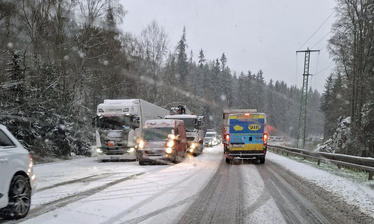 Kamiony uvízly na sněhu pod Golfem na silnici z Prahy na Karlovy Vary. Foto: David Klement