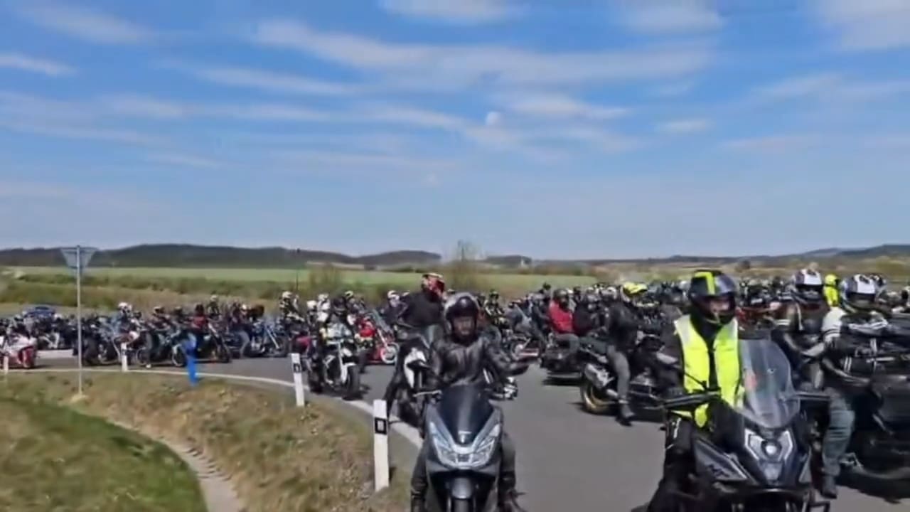 VIDEO: Motorkáři se u Dubé loučili se zesnulou Denisou. Video: FB/Doprava Mělník a okolí