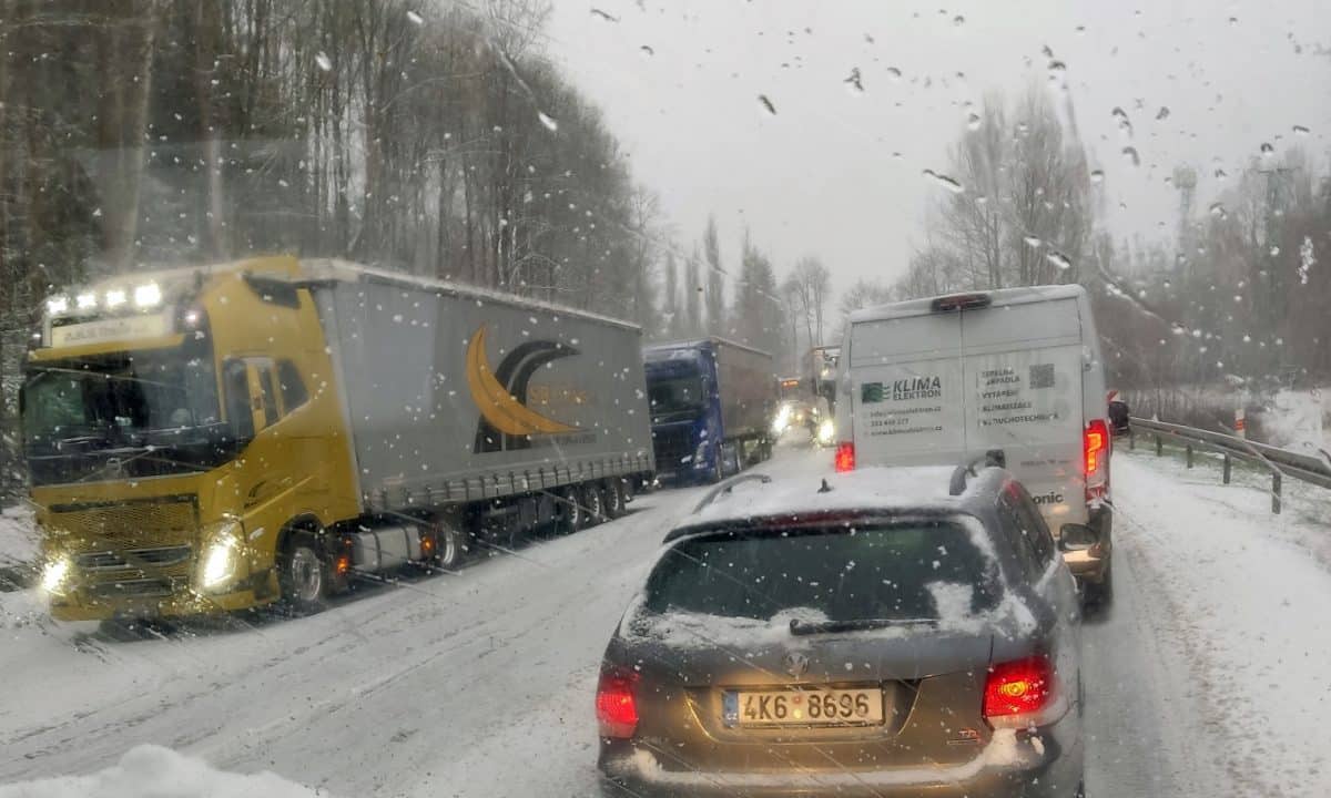 Kamiony uvízly na sněhu pod Golfem na silnici z Prahy na Karlovy Vary. Foto: Michal Ježek