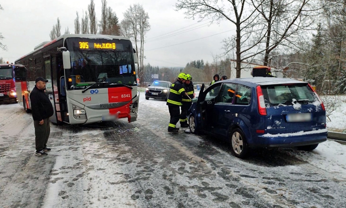 Nehoda auta a autobusu u Střelnice za Karlovými Vary. Foto: HZS
