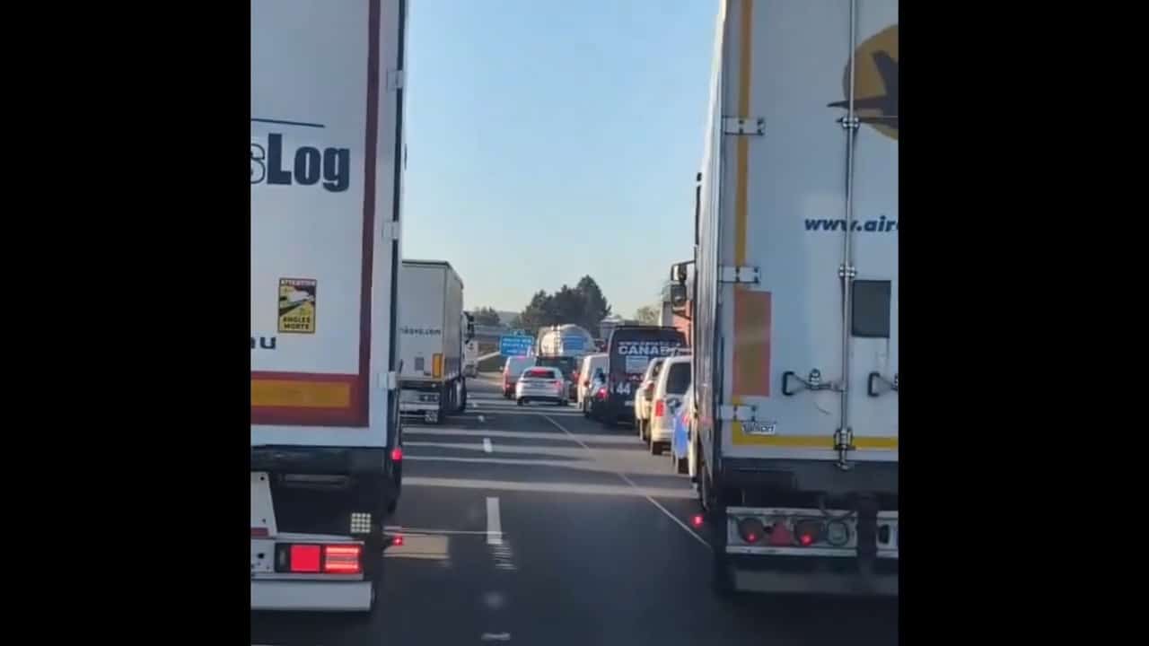 VIDEO: Sanita nemohla projet po dálnici D8. Video: Roman R.