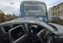 Nehoda auta a vlaku v Jablonci nad Nisou. Foto: HZS