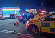 Nehoda auta a motocyklu ve Frýdku-Místku. Foto: ZZS MSK