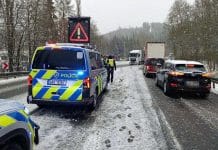 Policisté řeší dopravní nehody na Karlovarsku. Foto: Policie ČR