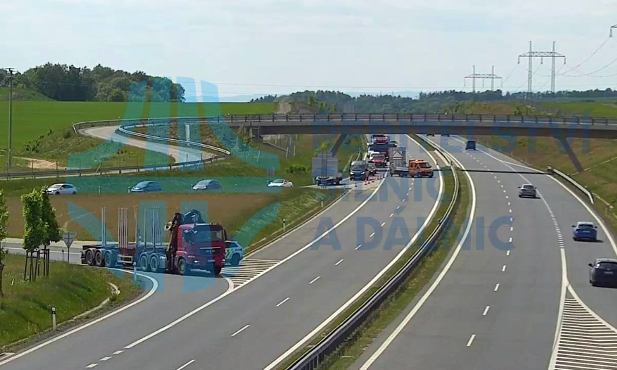 Dálnice D6 byla po nehodě uzavřena. Foto: ŘSD