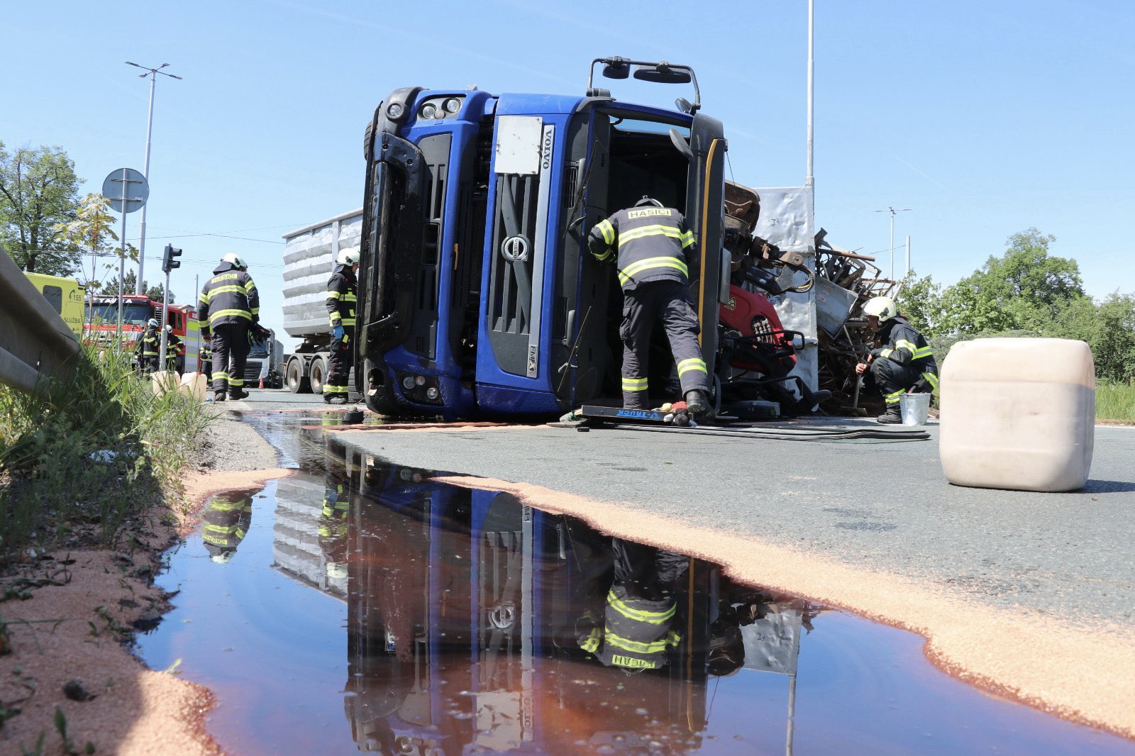 Vážná nehoda nákladního vozu na okruhu v Hradci Králové. Foto: HZS KHK