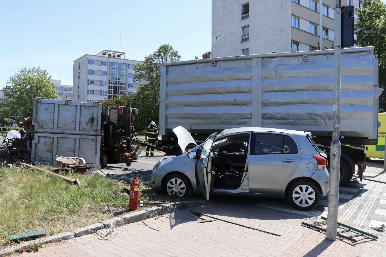 Vážná nehoda nákladního vozu na okruhu v Hradci Králové. Foto: HZS KHK