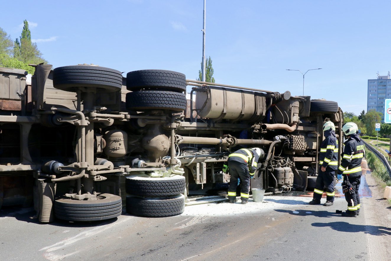 Vážná nehoda nákladního vozu na okruhu v Hradci Králové. Foto: HZS KHK