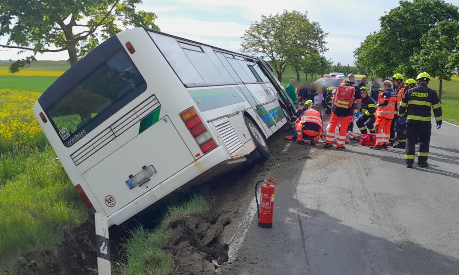 Nehoda autobusu u Rokycan. Foto: HZS