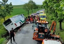 Nehoda autobusu u Rokycan. Foto: HZS
