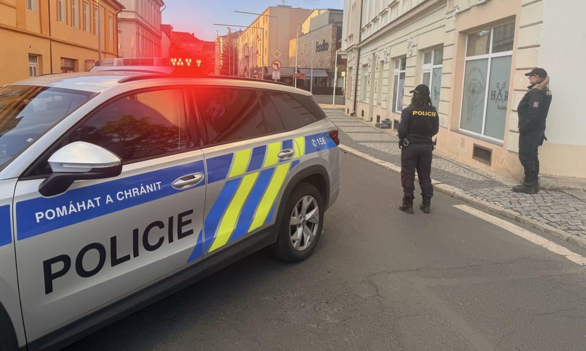 Policie v sobotu večer omezila provoz v Chomutově. Foto: Policie ČR
