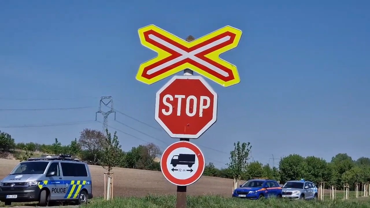 VIDEO: Hasiči zasahují u tragické nehody vlaku a cyklisty na Hodonínsku. Video: Policie ČR