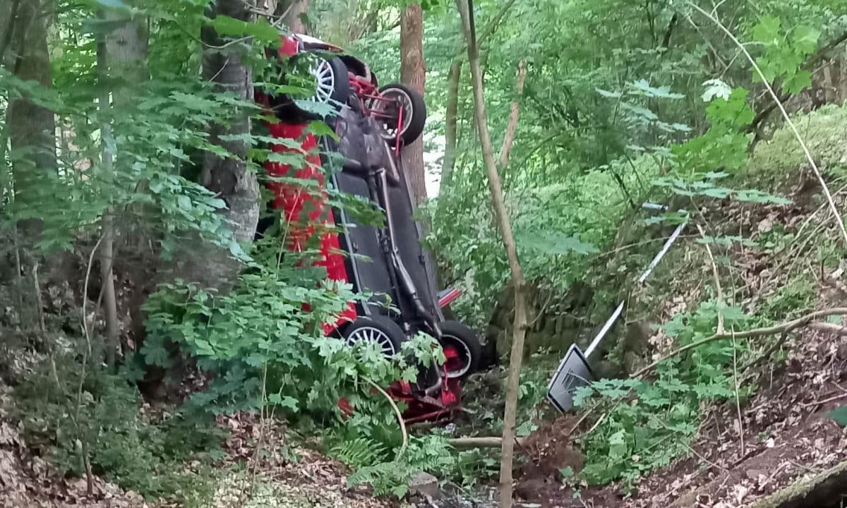 Nehoda v Peklovsi. Auto skončilo v potoce. Foto: HZS