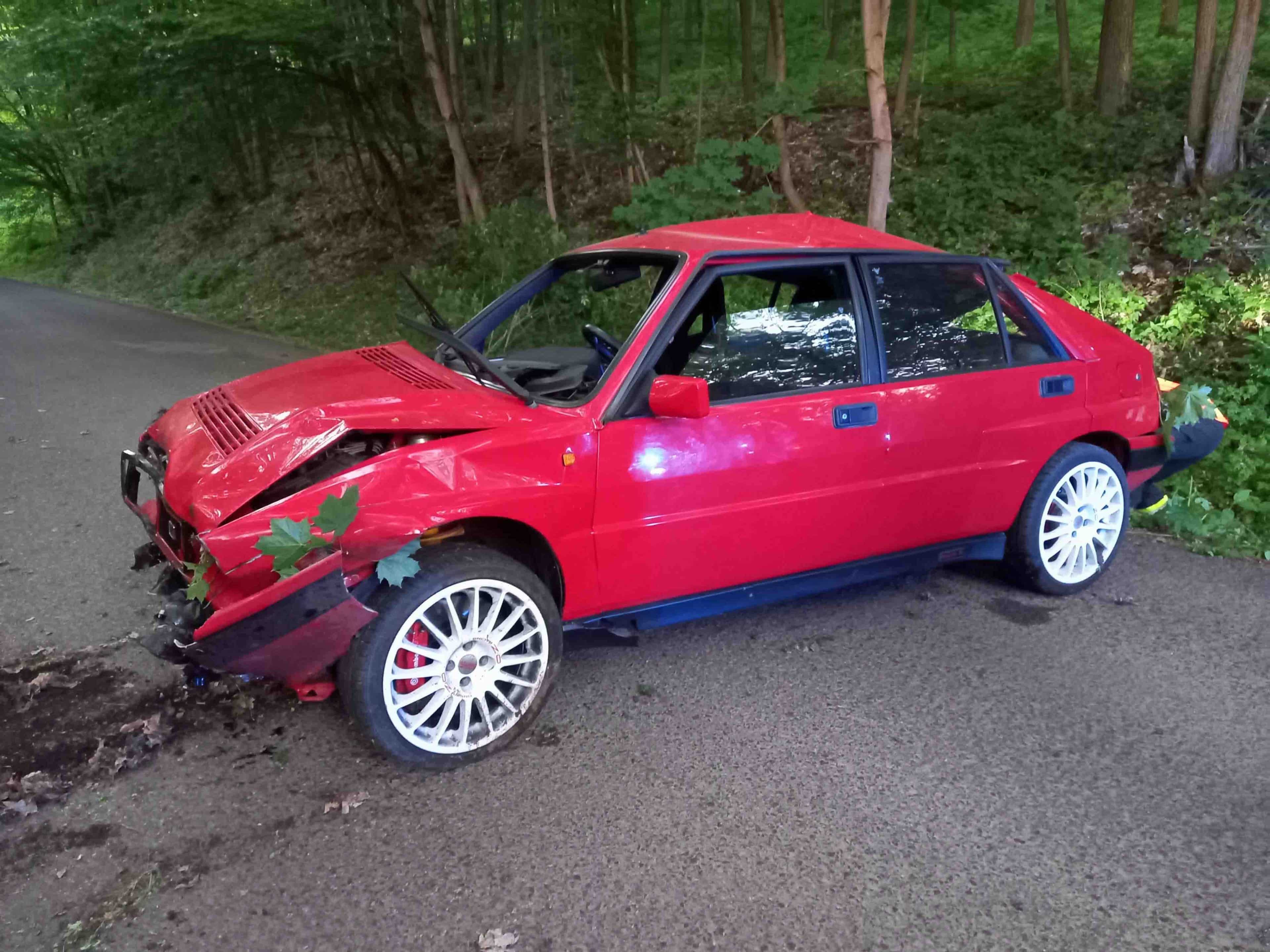 Nehoda v Peklovsi. Auto skončilo v potoce. Foto: HZS