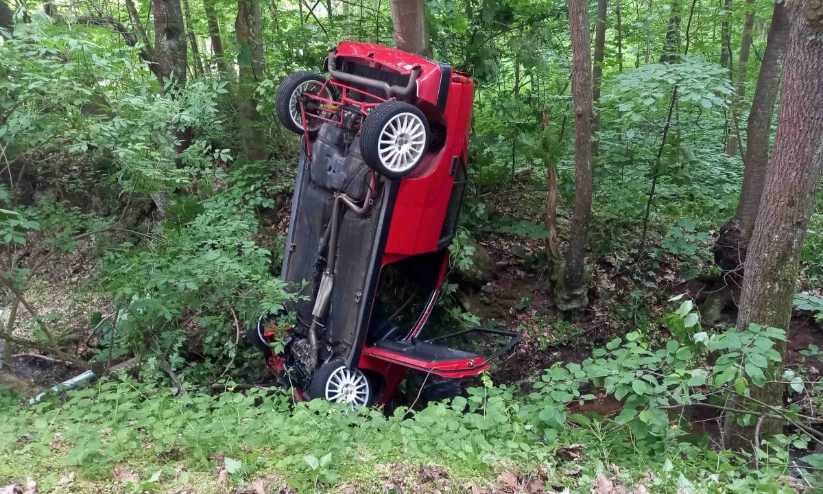 Nehoda v Peklovsi. Auto skončilo v potoce. Foto: HZS