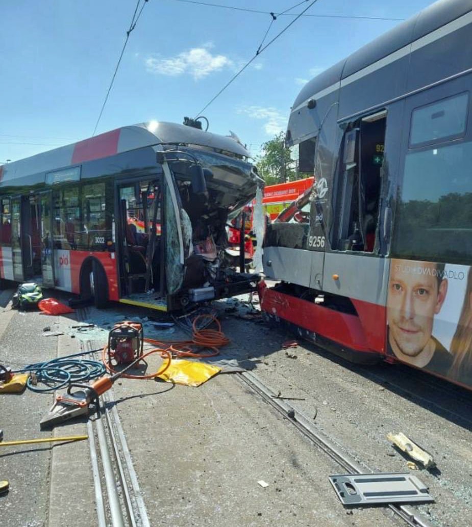 Vážná nehoda tramvaje a autobusu v Chodovské ulici. Foto: Policie ČR
