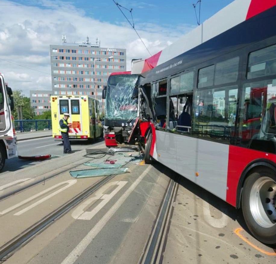 Vážná nehoda tramvaje a autobusu v Chodovské ulici. Foto: Policie ČR