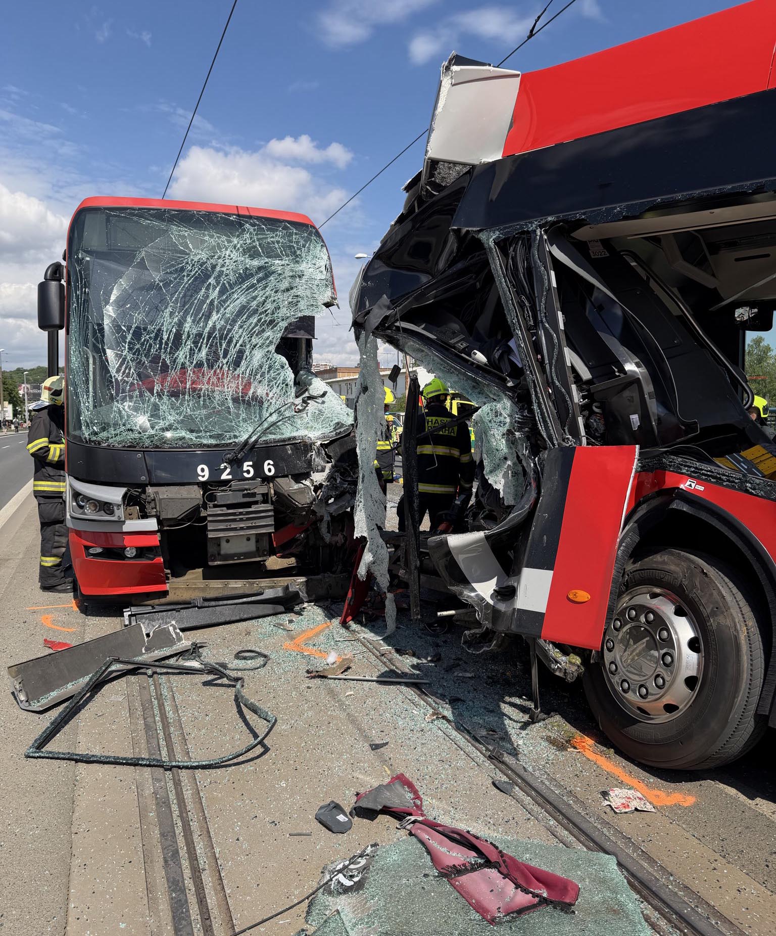 Vážná nehoda tramvaje a autobusu v Chodovské ulici. Foto: HZS Praha