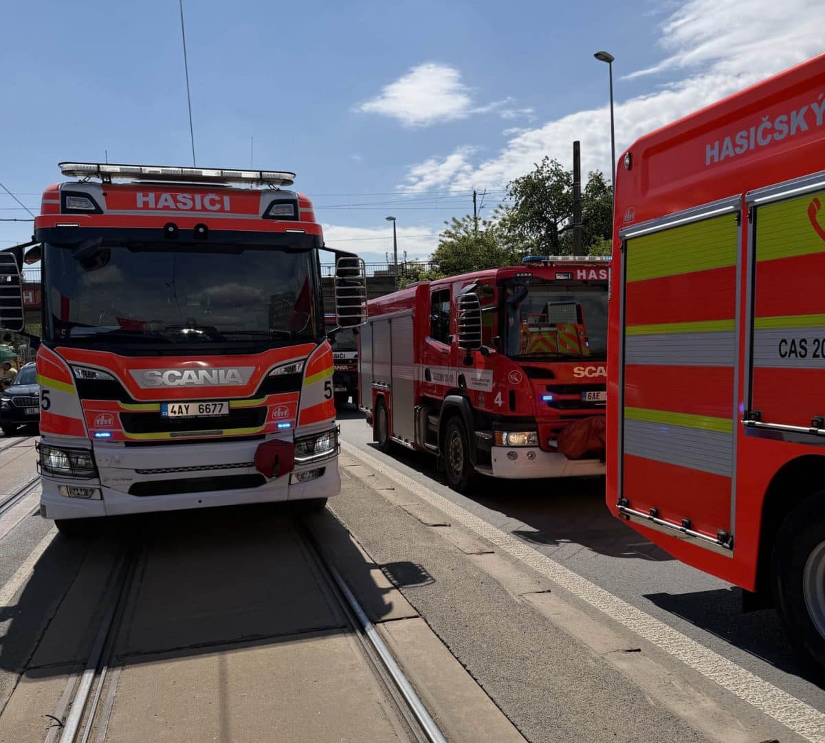 Vážná nehoda tramvaje a autobusu v Chodovské ulici. Foto: HZS Praha