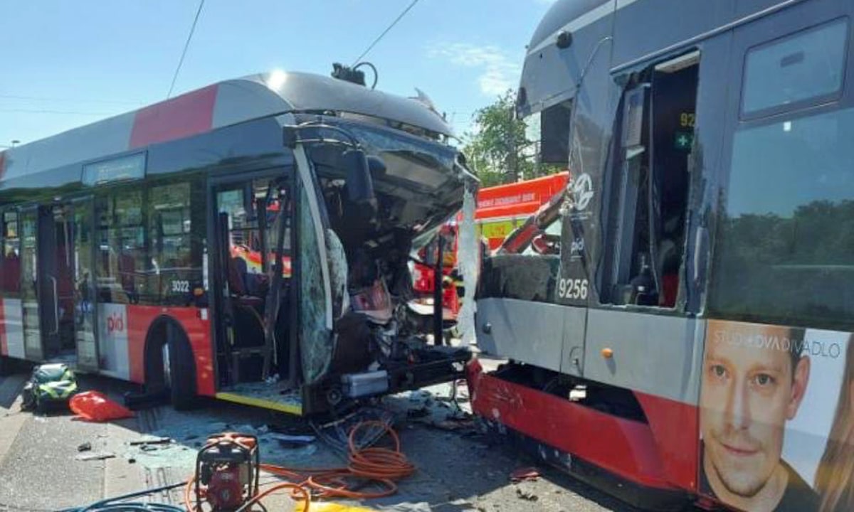 Vážná nehoda tramvaje a autobusu v Chodovské ulici. Foto: Policie ČR