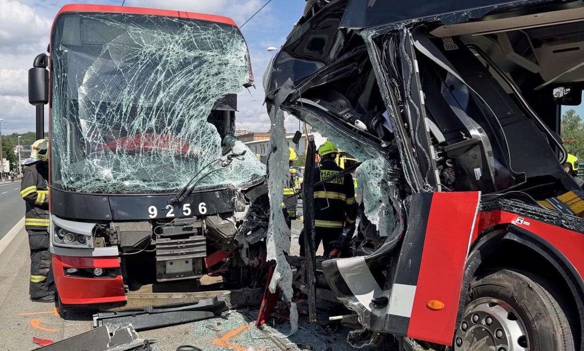 Vážná nehoda tramvaje a autobusu v Chodovské ulici. Foto: HZS Praha