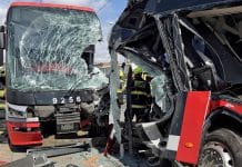 Vážná nehoda tramvaje a autobusu v Chodovské ulici. Foto: HZS Praha